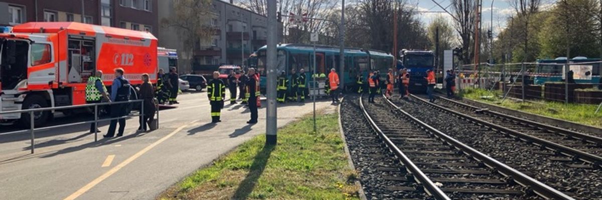 FW-F: Schwerer Unfall zwischen U-Bahn und LKW im Riederwald