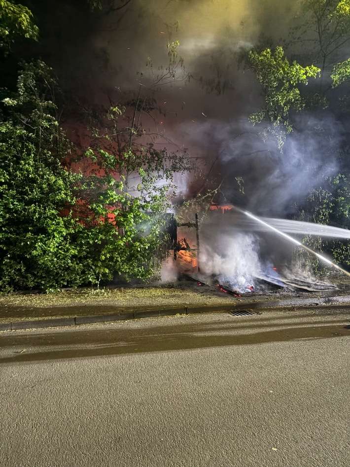 FW-WAF: Vollbrand einer Gartenlaube