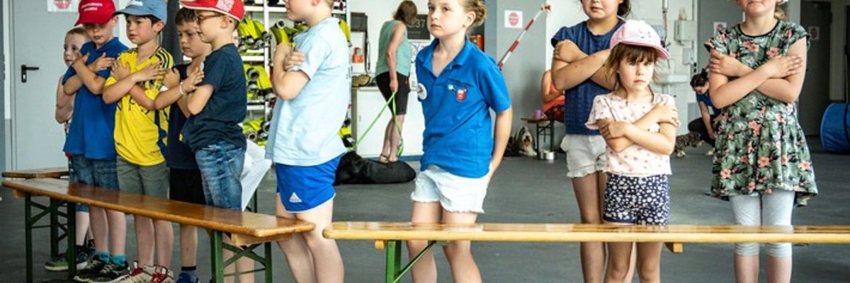 FW-AR: Vierbeiniger Besuch begeistert die Kinderfeuerwehr Bruchhausen-Niedereimer