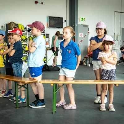 FW-AR: Vierbeiniger Besuch begeistert die Kinderfeuerwehr Bruchhausen-Niedereimer