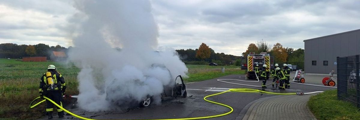 FW Sonsbeck: PKW-Brand in Sonsbecker Gewerbegebiet