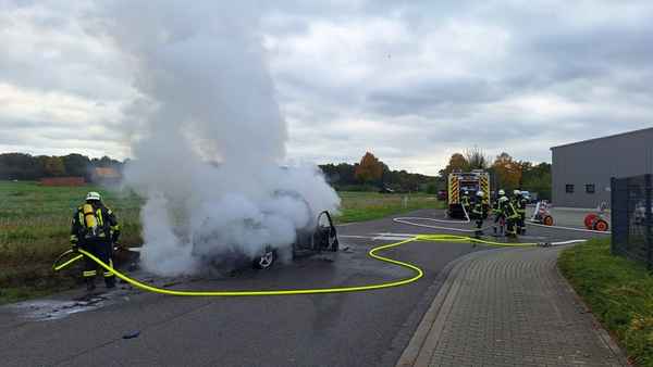 FW Sonsbeck: PKW-Brand in Sonsbecker Gewerbegebiet
