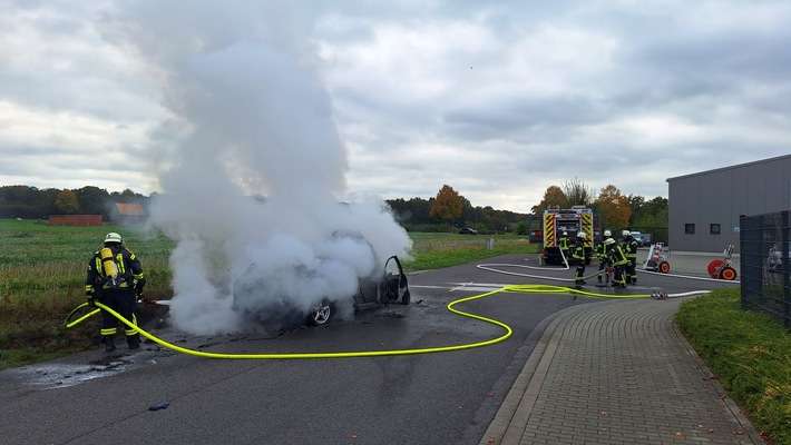 FW Sonsbeck: PKW-Brand in Sonsbecker Gewerbegebiet
