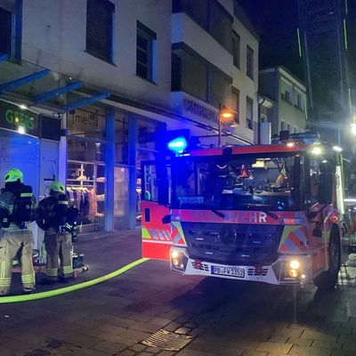 FW Paderborn: Gemeldeter Wohnungsbrand mit Menschenleben in Gefahr in der Rosenstraße