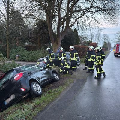 FW-AUR: Eingeschlossene Person nach Unfall gemeldet