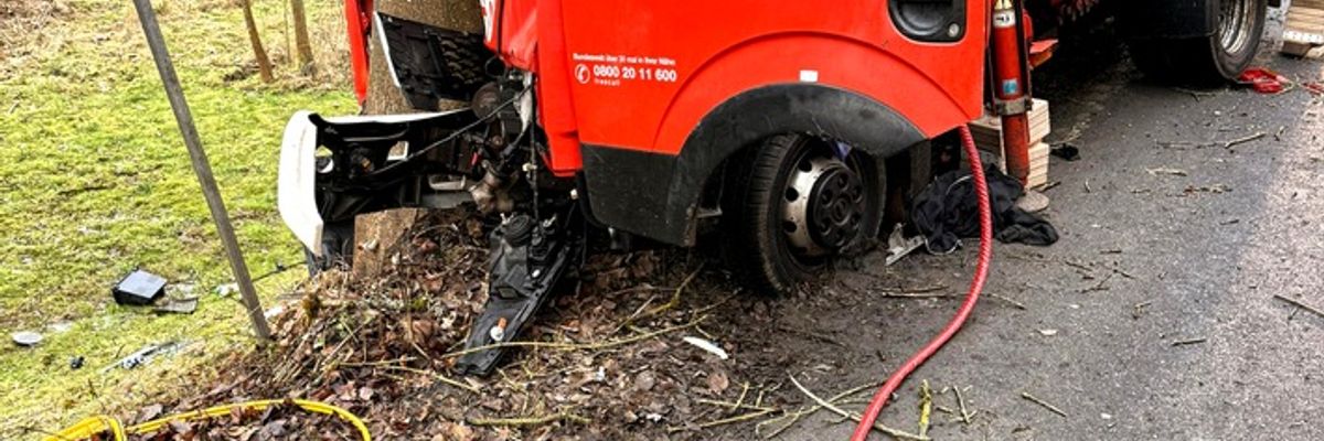 Feuerwehr MTK: Feuerwehr befreit zwei Personen aus LKW mit hydraulischem Rettungsgerät