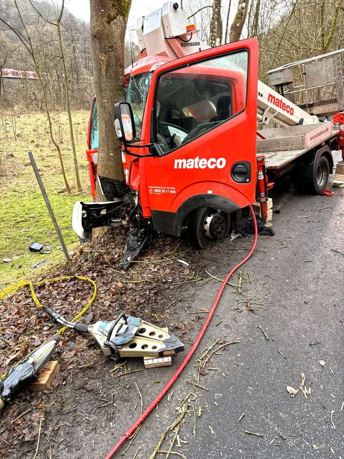 Feuerwehr MTK: Feuerwehr befreit zwei Personen aus LKW mit hydraulischem Rettungsgerät