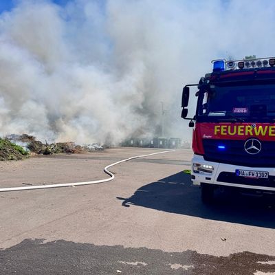 FW Hagen: Erneuter Brand in Kompostierungsanlage - Feuerwehr im Großeinsatz