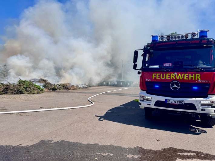 FW Hagen: Erneuter Brand in Kompostierungsanlage - Feuerwehr im Großeinsatz