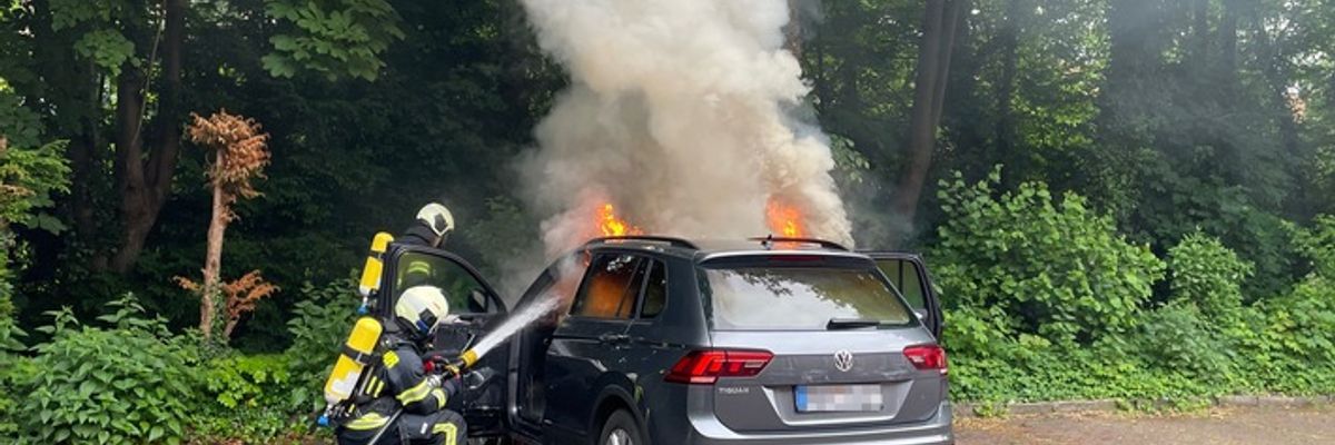 FW-AUR: Flammen schlugen aus Motorraum