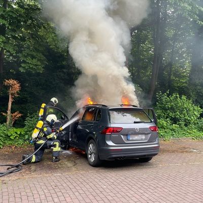FW-AUR: Flammen schlugen aus Motorraum