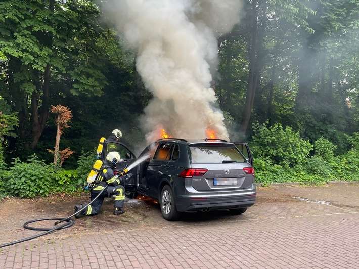 FW-AUR: Flammen schlugen aus Motorraum