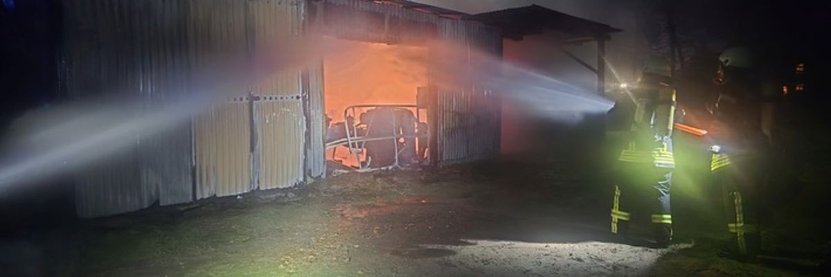 FW-RD: Feuer in einer Werkstatt - 70 Einsatzkräften im Einsatz
