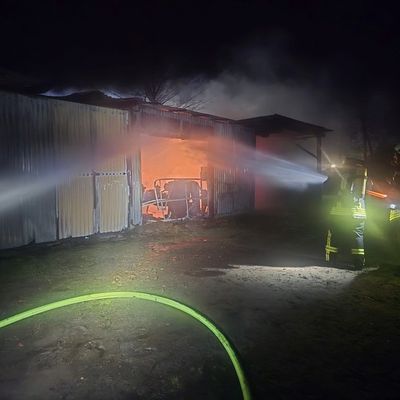 FW-RD: Feuer in einer Werkstatt - 70 Einsatzkräften im Einsatz