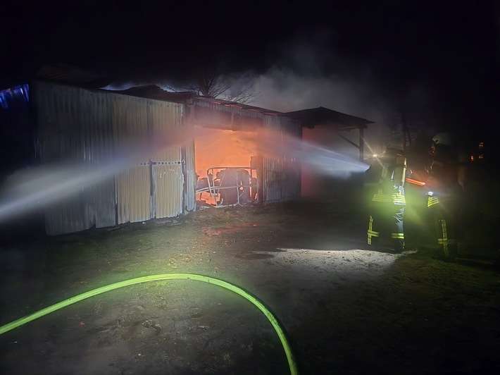 FW-RD: Feuer in einer Werkstatt - 70 Einsatzkräften im Einsatz