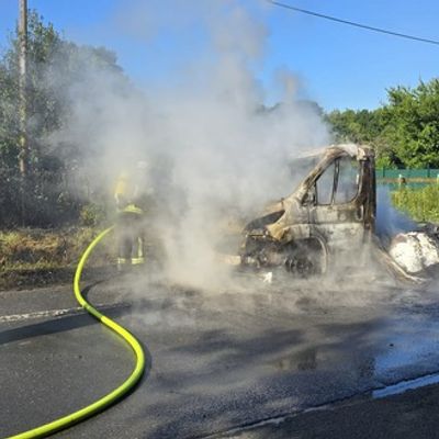 FW-WRN: Kleintransporter brennt auf der Selmer Landstraße vollständig aus