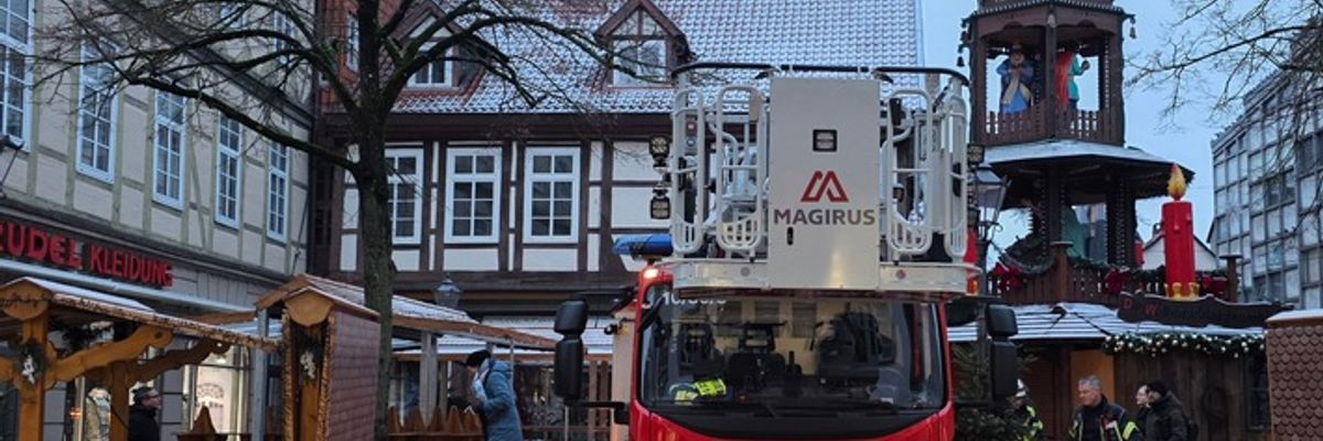 FW Celle: Mit der Drehleiter über den Celler Weihnachtsmarkt