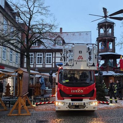 FW Celle: Mit der Drehleiter über den Celler Weihnachtsmarkt