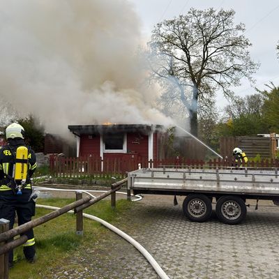 FW-AUR: Parzelle in Flammen
