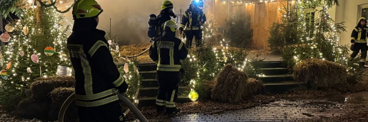 FW VG Westerburg: Bühne des Pfefferkuchenmarktes in Westerburg brannte - Feuerwehr verhindert größeren Schaden