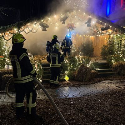FW VG Westerburg: Bühne des Pfefferkuchenmarktes in Westerburg brannte - Feuerwehr verhindert größeren Schaden