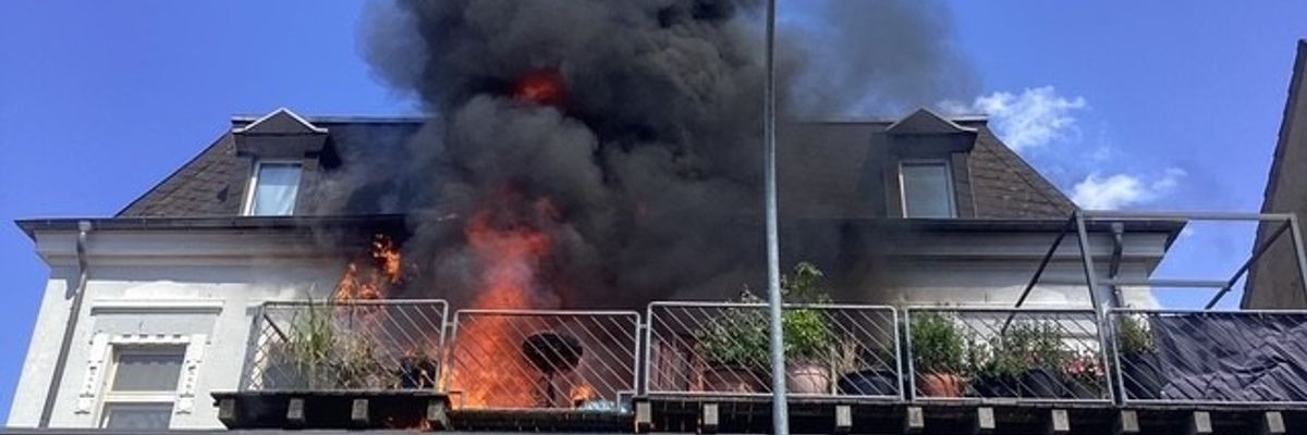 FW-BO: Balkonbrand greift auf Wohnungen über