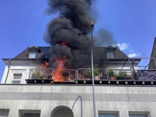 FW-BO: Balkonbrand greift auf Wohnungen über