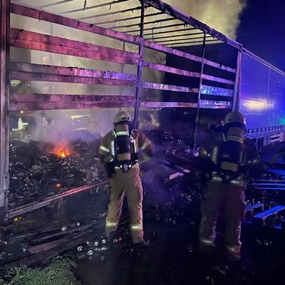 FW Lehrte: LKW-Anhänger brennt auf dem Autohof Lehrte an der Westtangente