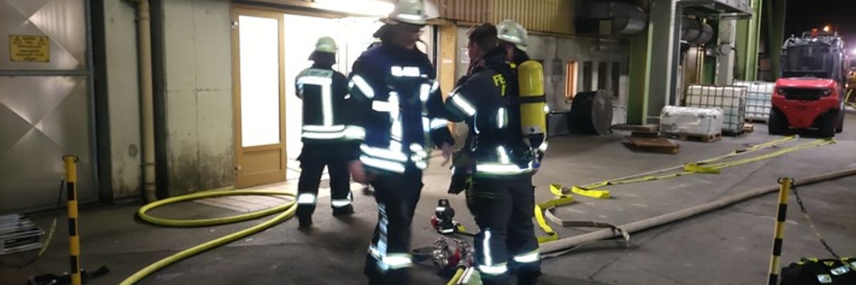 FW-AR: Brand in Chemiebetrieb in Arnsberg-Bruchhausen - Schnelles Eingreifen der Feuerwehr verhindert Ausbreitung