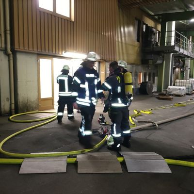 FW-AR: Brand in Chemiebetrieb in Arnsberg-Bruchhausen - Schnelles Eingreifen der Feuerwehr verhindert Ausbreitung