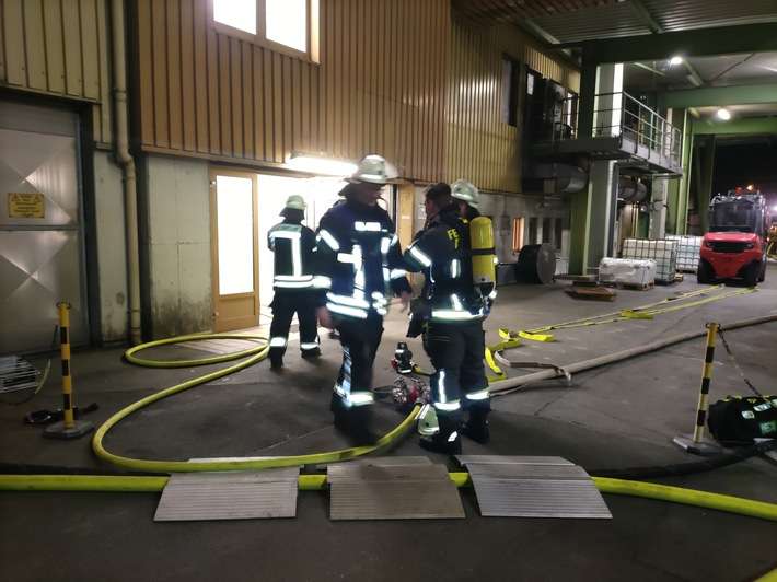 FW-AR: Brand in Chemiebetrieb in Arnsberg-Bruchhausen - Schnelles Eingreifen der Feuerwehr verhindert Ausbreitung