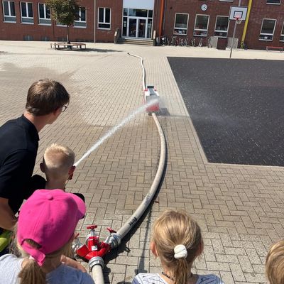 FW-WRN: Feuerwehr Werne sorgt für Abkühlung in der Ferienbetreuung der Uhlandschule