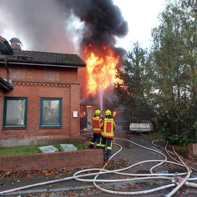FW-HEI: Feuer in zwei Gebäuden - Feuerwehr findet leblose Person