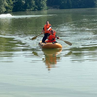 FW-DT: Die Feuerwehr Detmold befreit Schwan von einer Angelschnur auf dem Meschesee