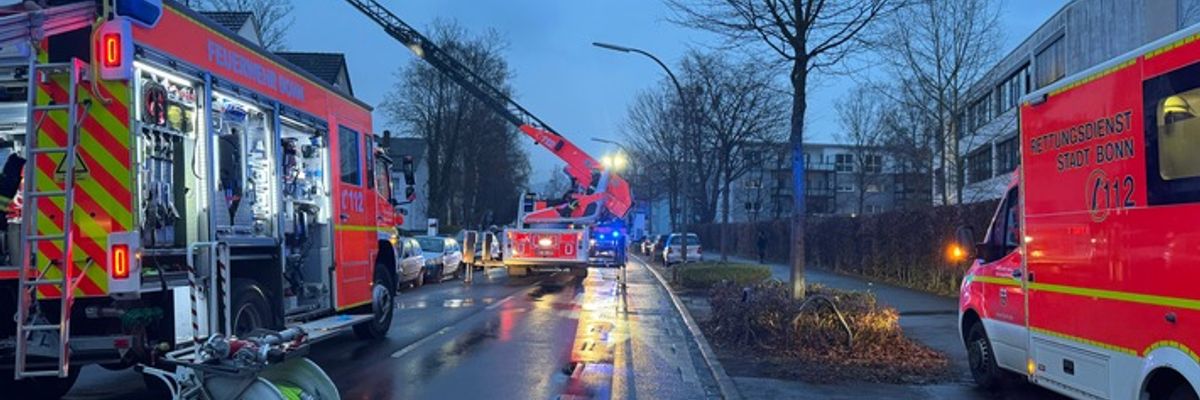 FW-BN: Gebäudebrand in Bonn-Plittersdorf: Ladenlokal nach Küchenbrand nicht mehr nutzbar.