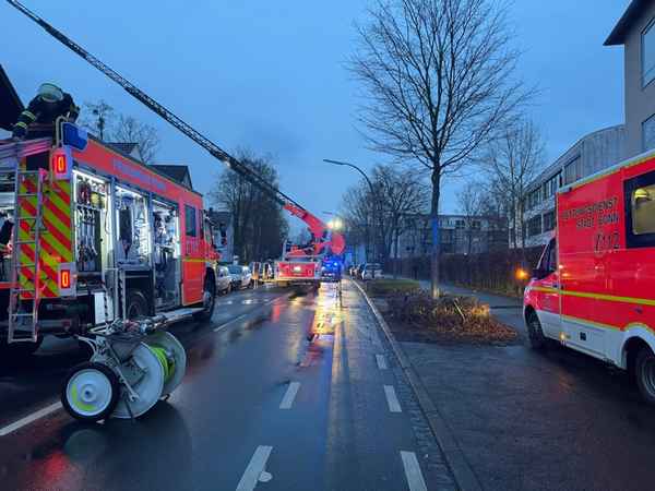 FW-BN: Gebäudebrand in Bonn-Plittersdorf: Ladenlokal nach Küchenbrand nicht mehr nutzbar.