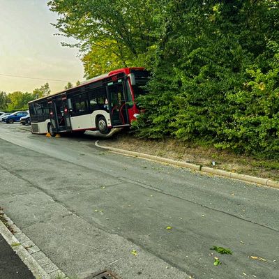 FW-MK: Linienbus kommt in Böschung zum Stehen
