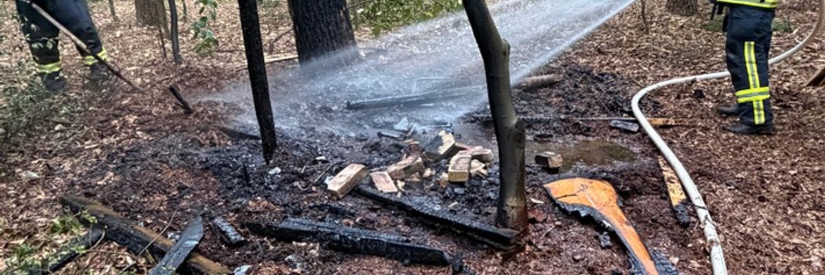 FW-ROW: Schuppen in Waldstück vollständig ausgebrannt