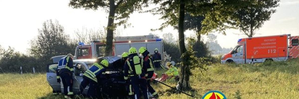 FW-MG: Verkehrsunfall auf der Bismarckstraße - Fahrer leicht verletzt
