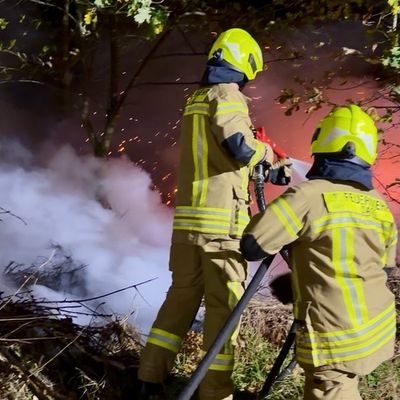 FW-OLL: Vegetationsbrand auf Nachbargrundstück von Mädchen der Jugendfeuerwehr gemeldet