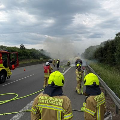 FW Ratingen: Brennender Pkw auf der BAB 52