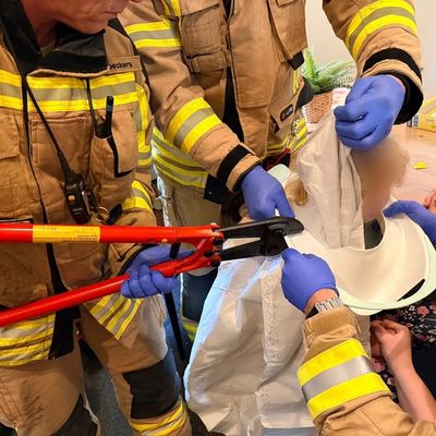 FW Rheurdt: Kind "Hals über Kopf" in Toilettensitz eingeklemmt - Feuerwehr sorgt für Happy End