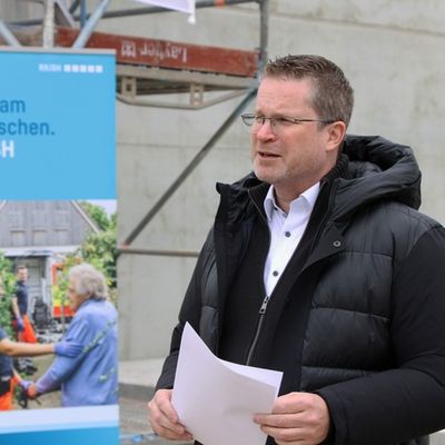 RKiSH: Richtfest für neue Rettungswache Nordoe: Klinikum Itzehoe und RKiSH stärken die Notfallversorgung der Region Rohbau steht nach weniger als fünf Monaten Bauzeit | Einzug für Dezember 2026 geplant