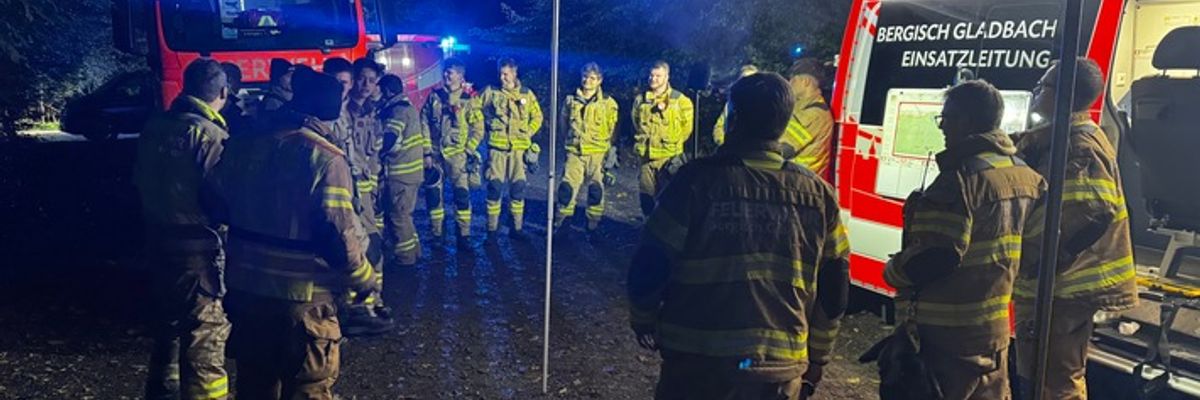 FW-GL: Person im Königsforst vermisst - Feuerwehr und Polizei mit großem Kräfteaufwand im Sucheinsatz