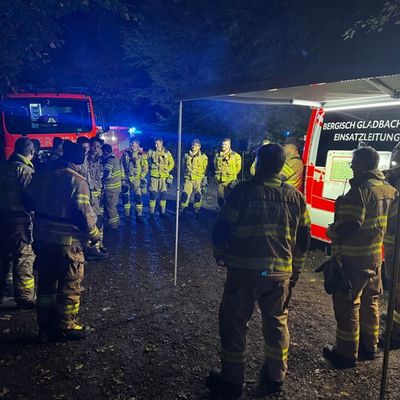 FW-GL: Person im Königsforst vermisst - Feuerwehr und Polizei mit großem Kräfteaufwand im Sucheinsatz