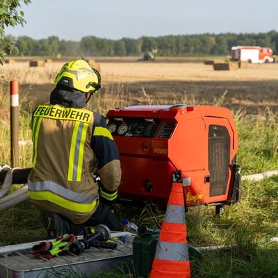 FW Flotwedel: Brennende Ballenpresse sorgt für überörtlichen Feuerwehreinsatz bei Papenhorst
