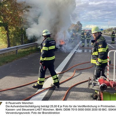 FW-M: Sportwagen auf Autobahn in Flammen (Langwied)