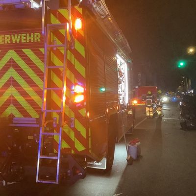 FW-OB: Verkehrsunfall mit mehreren beteiligten Fahrzeugen am frühen Morgen
