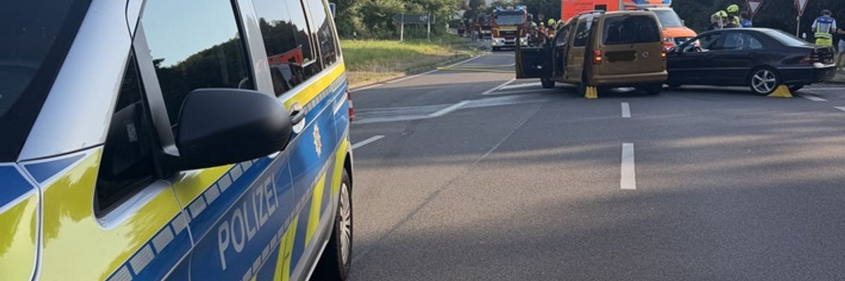 FW-Velbert: +++Verkehrsunfall mit zwei PKW auf der Kuhlendahler Straße+++