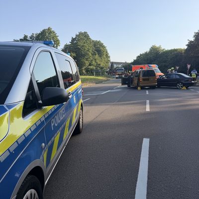 FW-Velbert: +++Verkehrsunfall mit zwei PKW auf der Kuhlendahler Straße+++